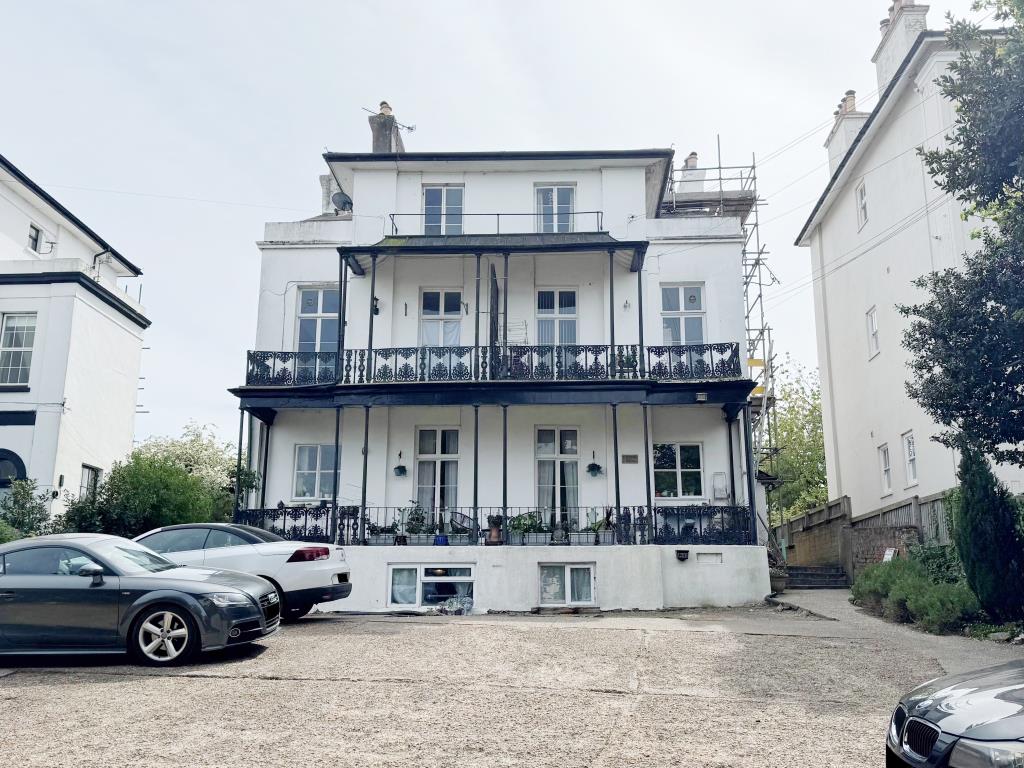 Lot: 26 - FLAT FOR INVESTMENT WITH PARKING AND SEA VIEWS - The Front of the Building